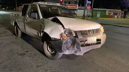 Choca su camioneta contra poste y la abandona en Monclova