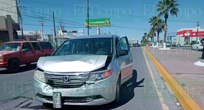 Conductor no mide distancia y provoca fuerte choque en Monclova