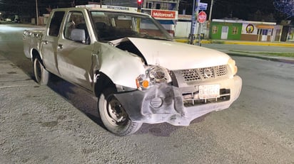 Una camioneta fue abandonada por su conductor después de chocar contra un poste