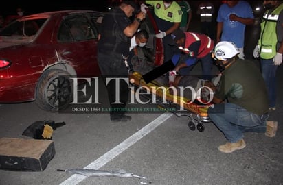 Conductor termina prensado dentro de su automóvil después de volcarse en la carretera 30 de Frontera