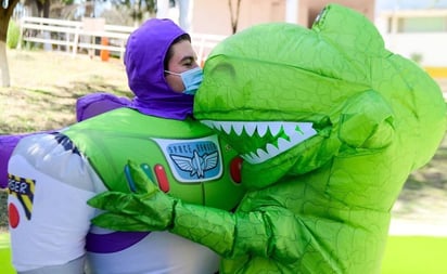 Samuel García se disfraza de Buzz Lightyear para festejo en NL