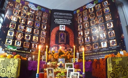 PRI Veracruz coloca ofrenda de muertos para periodistas asesinados