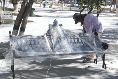 Autoridades de San Buenaventura colocan bancas en la plaza Miguel Hidalgo   