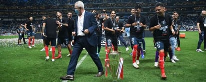 Javier Aguirre bailó con jugadores de Rayados tras el título de Concacaf