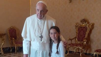 El papa recibe a una niña que estudió a distancia entre las montañas en pandemia