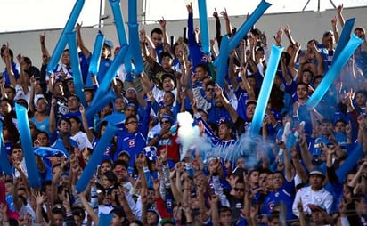 Porra del Cruz Azul coloca manta en Coapa con un contundente mensaje 