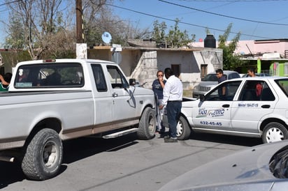 Fuerte accidente entre una camioneta y un taxi en Monclova; deja miles de pesos en daños materiales