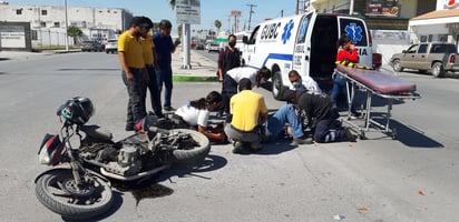 Un motociclista termina con lesiones considerables al chocar contra una camioneta en Monclova 