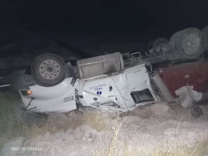 Hombre muere dentro de la cabina del trailer que conducía sobre la carretera federal 30