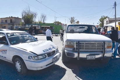 Fuerte accidente entre una camioneta y un taxi deja miles de pesos en daños materiales