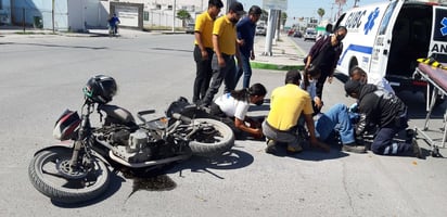 Motociclista termina lesionado al chocar contra una camioneta que huyó del lugar