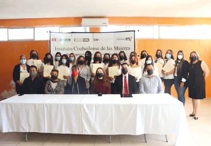 Mujeres logran su preparatoria abierta mediante el ICM