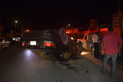 Automóvil termina como tortuga panza arriba en plena zona centro de Monclova 