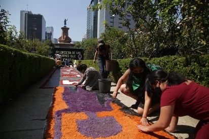 Colectivos colocan ofrenda en Glorieta de las Mujeres que Luchan