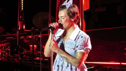 Harry Styles se disfraza como Dorothy de 'El Mago de Oz' para cover de 'Somewhere Over the Rainbow'