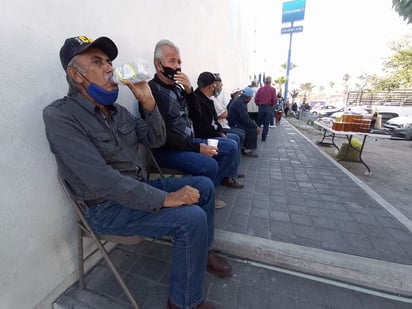 Pensionados reciben pago de aguilando en Monclova 