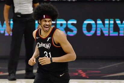 Jarrett Allen impone dominio en juego interior y ganan los Cavaliers