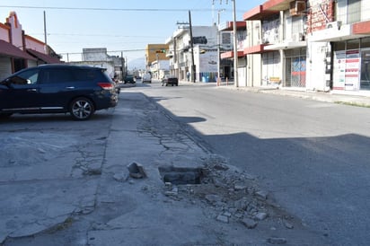 El registro destapado en plena zona centro de Monclova representa un peligro