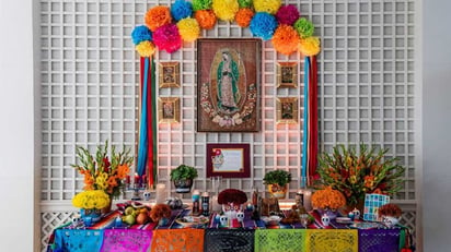 Colocan ofrenda por Día de Muertos en la Casa Blanca