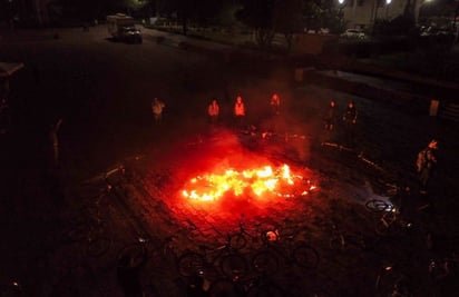 Con 'Bici de fuego' protestan contra violencia vial en Izcalli