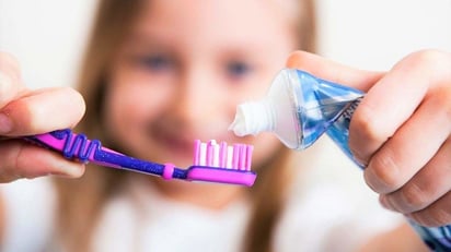 Hallan endulzantes como estevia y sacarina en pastas dental de niños