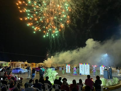 Colorido festival cultural en San Buenaventura da vida al panteón por Día de Muertos