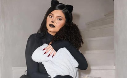 Kylie Jenner luce su avanzado embarazo para este Halloween