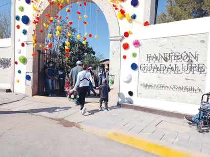 Miles de ciudadanos asistieron a los panteones de Monclova 