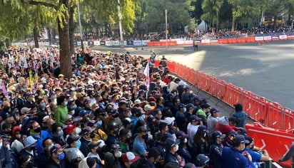 Afición abarrota el 'Show Run' del 'Checo' Pérez en Reforma