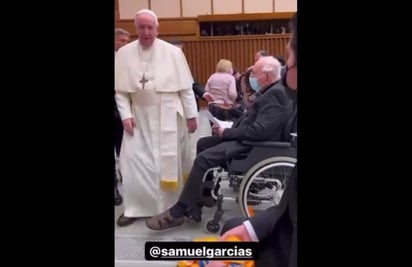 Samuel García y su esposa entregan al Papa carta y playera de Tigres