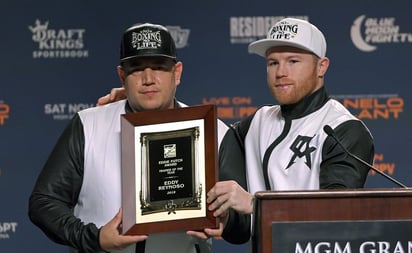 'Canelo' entrega premio a Eddy Reynoso como entrenador del año