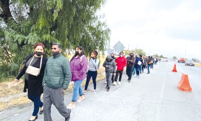 Con frío hacen fila por recibir vacuna anticovid en Arteaga