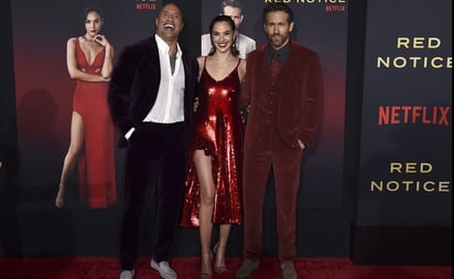 Fans abrazan cinta de Gal Gadot, Dwayne Johnson y Ryan Reynolds