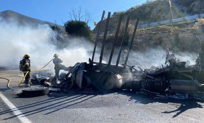 Muere calcinado tras explotar su tráiler en Arteaga