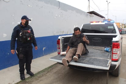 Detienen a individuo por atravesarse a los carros en Monclova