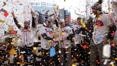 Cientos de miles vitorean a los campeones Braves en desfile en Atlanta