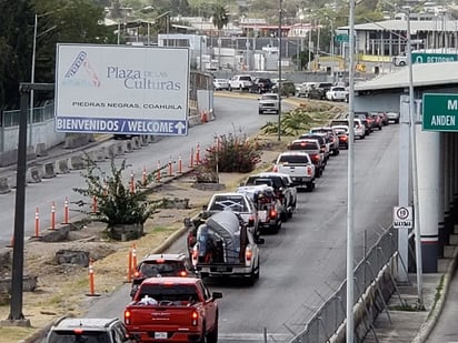 Fila de hasta diez cuadras hacia el Puente Uno en el primer día de cruces no esenciales hacia Eagle Pass