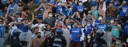 Aficionados de Cruz Azul se agarran a golpes en CU