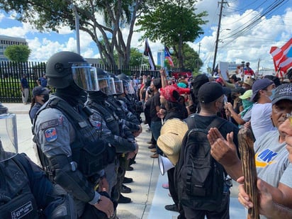 Cientos de personas protestaron contra plan de ajuste de deuda pública en Puerto Rico