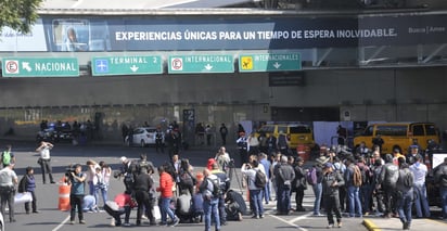 Padres de niños con cáncer bloquean Terminal 1 del AICM