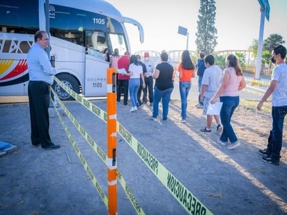 Mil 100 menores de Piedras Negras parten al Condado de Maverick donde serán vacunados contra el COVID-19