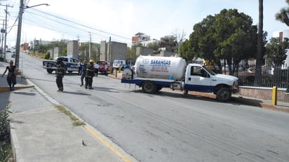 Pipa de gas butano estubo a punto de explotar al quedarse sin frenos de bajada y chocar en Monclova 