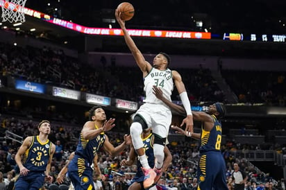 Giannis Antetokounmpo y los campeones Bucks ganan a los diezmados Sixers