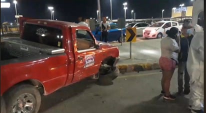 Cuantiosos daños materiales y tres personas lesionadas arrojó un fuerte accidente registrado sobre la Sidermex de Monclova