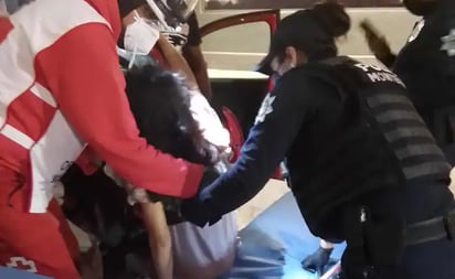 Mujer policía asiste a joven en labor de parto en NL