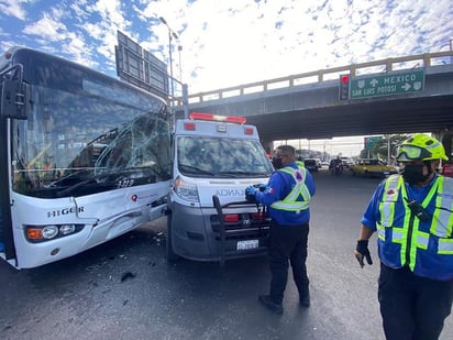 Choca unidad de Qrobús contra ambulancia en Avenida 5 de Febrero