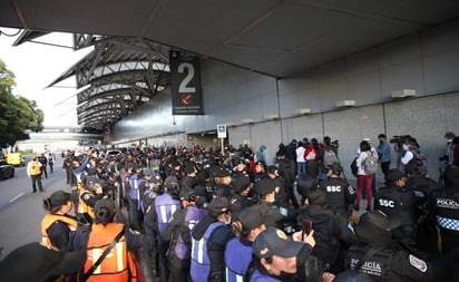 Tras más de 30 horas de bloqueo en el AICM, policías de la CDMX retiran a manifestantes