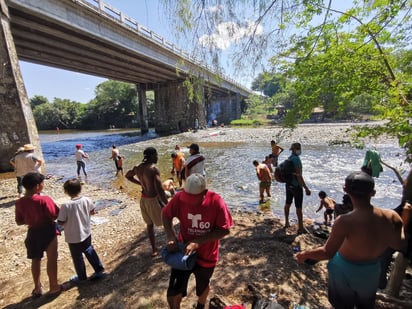 Lentamente, avanza Caravana Migrante por el Istmo de Oaxaca; descansan en Río Ostuta