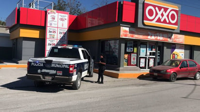 Con las manos vacías huyen dos ladrones del interior de una tienda de conveniencia en Monclova 