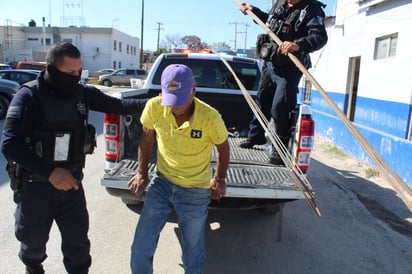 Sujeto es detenido con varias varillas para construcción en su poder las cuales robó de una casa en Monclova